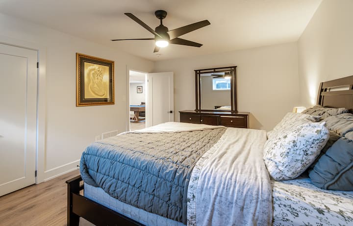 ห้องนอนที่อบอุ่นพร้อมเตียงควีนไซส์ที่สะดวกสบายพัดลมเพดานที่ทันสมัยและการตกแต่งที่หรูหรา เหมาะสำหรับการเข้าพักที่ผ่อนคลาย!