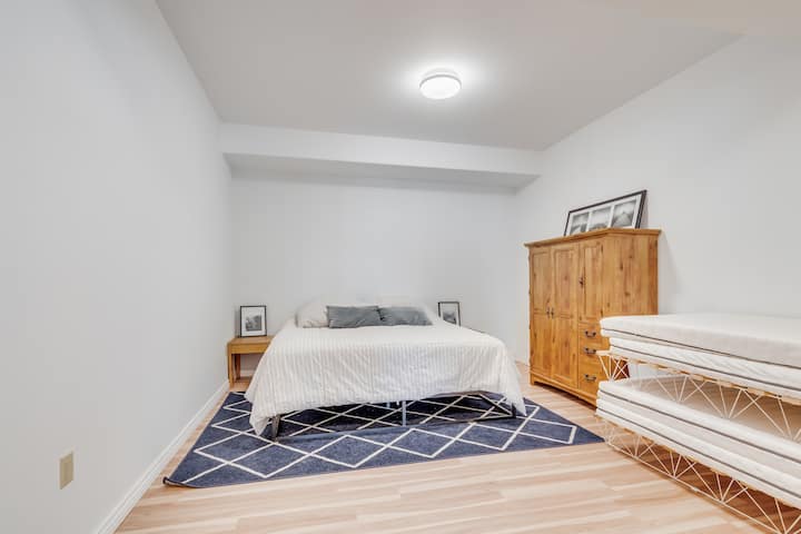 Manželská posteľ plus má 1 prenosnú samostatnú posteľ, ktorú je možné ľahko premiestniť kdekoľvek  v suteréne. 