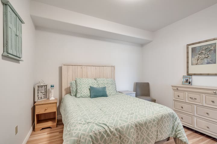 Pekná spálňa v suteréne s množstvom priestoru na oblečenie a vlastnými dverami do kúpeľne / sprchy 