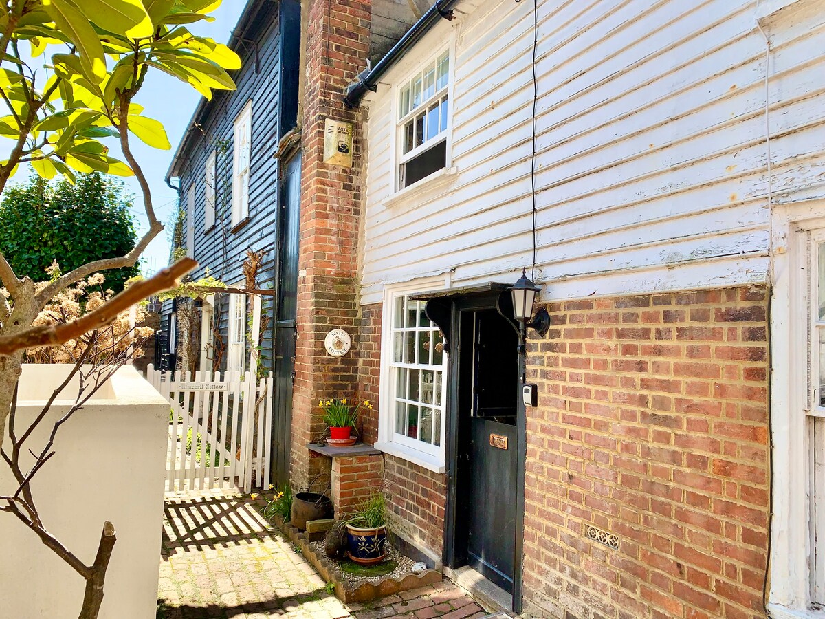 Top Airbnb: Cosy 2 bed, historical cottage in Bexhill On Sea