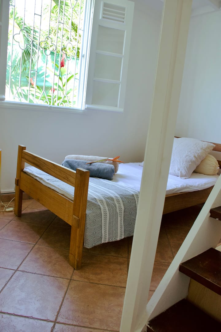 Ამ საძინებელში 4, თითოეულ მათგანს აქვს 2 საწოლი, მათ შორის ერთი ანტრესოლზე. 