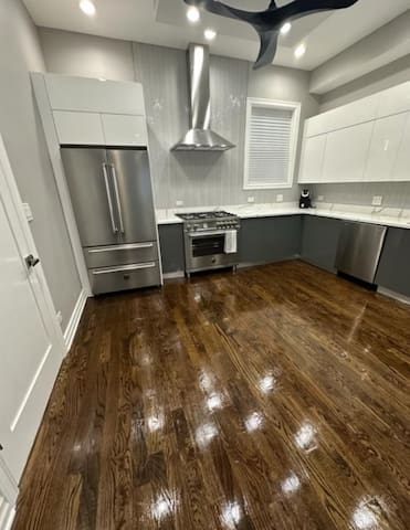 Stylish 6BR Oasis w/Private Coach House & Garage! gallery image 2