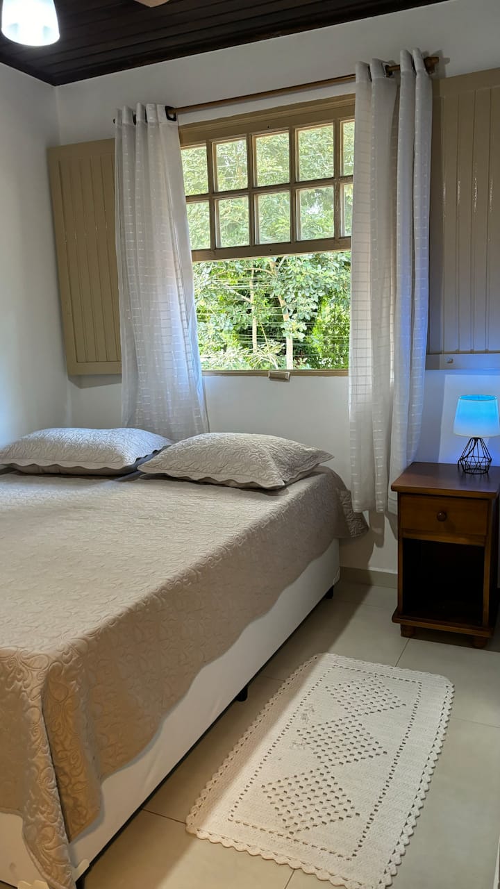 Ოთახი მდინარისპირა ხედით. 