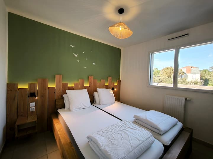 This room has two single beds 90*200, in the same bed frame (it is possible to have a double duvet) as well as a dressing area