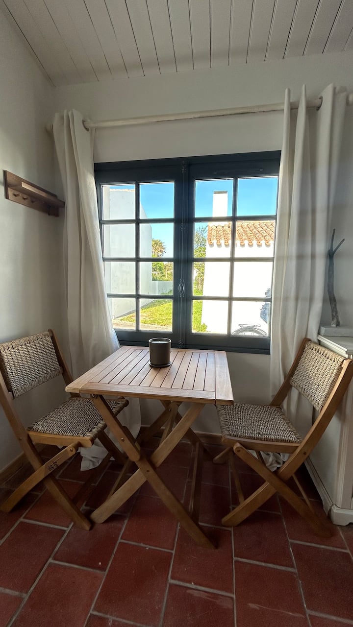 Meza ndogo ya bustani itakuruhusu kupata kifungua kinywa chako nje ikiwa hali ya hewa inaruhusu. Unachohitajika kufanya ni kuihamisha kwenye ua mdogo. 