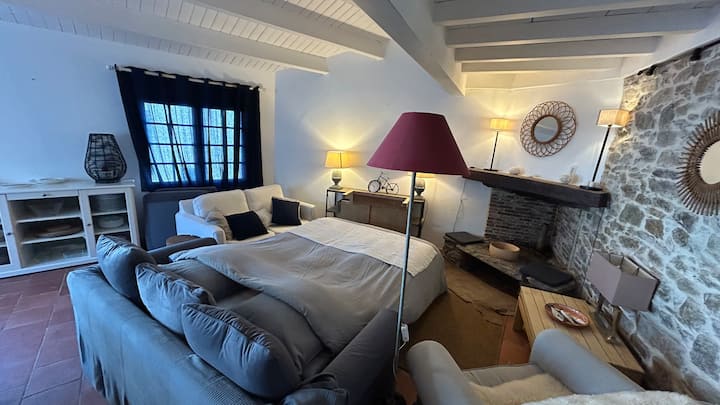 Kitanda bora sana cha sofa kilicho sebuleni. 