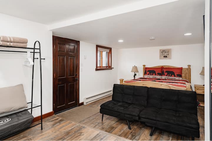 这间卧室配有一张标准双人床、一台智能电视，壁橱外面有一个方便的区域，可以挂衣服或整齐地折叠衣服。 此外，还有一张折叠成床的沙发和一张婴幼儿玩具。