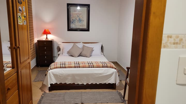 Вила, двоен кревет, плакар , исклучена собарка,  абажур и стол , сите дизајнирани за удобност на гостинот.