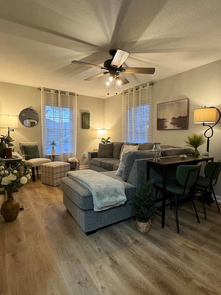 EASY checkout, Remodeled dollhouse w/KING pets ok