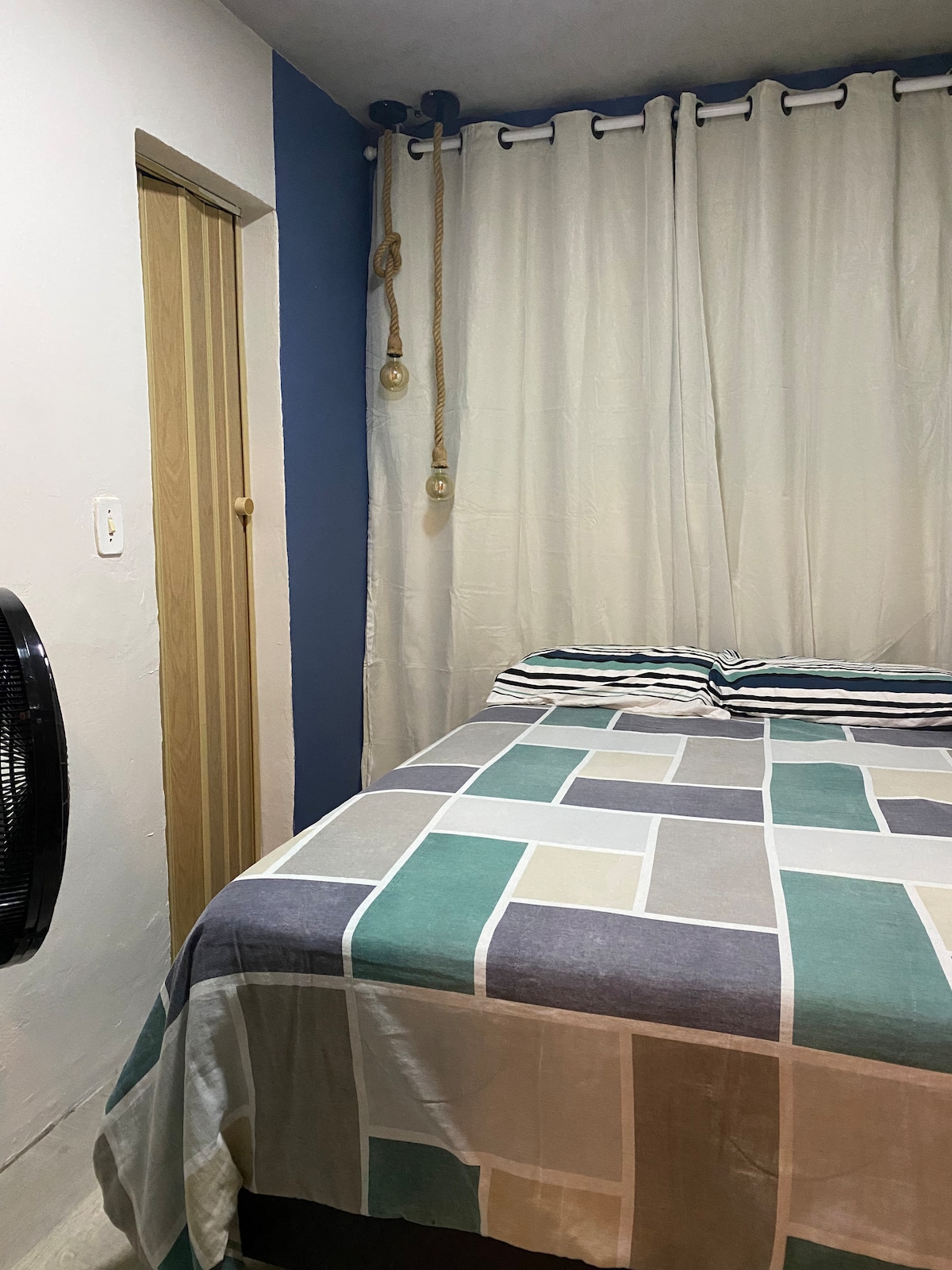 ¡Habitación con cama doble, ventilador, TV y baño privado!