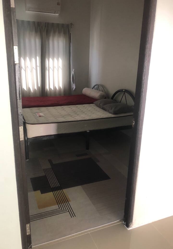 2张单人床（200x80厘米），新安装的空调：2025年，墙上第二台32英寸电视，配备谷歌Chrome浏览器，可收看Netflix、Amazon Prime、YouTube等。