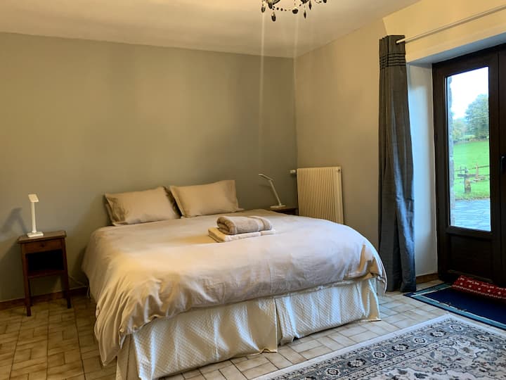 Dormitorio en la planta baja con puerta al patio