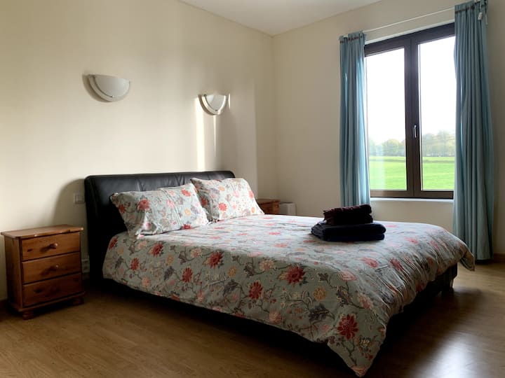 El dormitorio 2 tiene hermosas vistas de los campos de enfrente. 