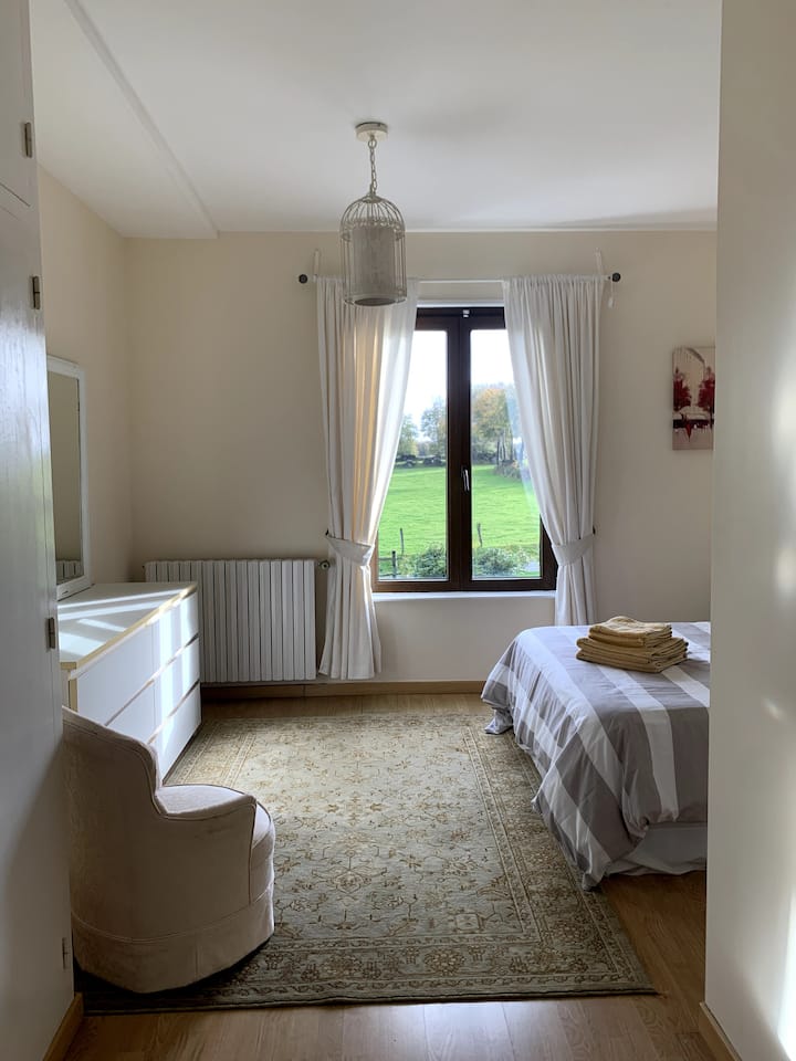 El dormitorio 2 ha sido redecorado recientemente, en colores cálidos y neutros. Tiene una agradable vista sobre los hermosos campos de los alrededores.