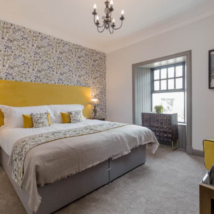 Спалня 2 във фермерска къща

Всички легла могат да бъдат оправени като двойни или суперкинг.  

4 разтегателни легла Z (1/спалня) са на разположение при заявка. 

Заявките за конфигурация на леглата трябва да бъдат направени 2 седмици предварително. Благодарим ви

С най - добри пожелания 
Рейчъл 
rachelsfarm.com



