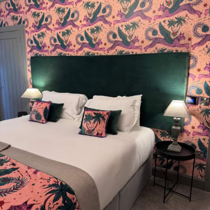 Основна спалня 1 във фермерска къща

Всички легла могат да бъдат оправени като двойни или суперкинг. 

4 разтегателни легла Z (1/спалня) са на разположение при заявка. 

Заявките за конфигурация на леглата трябва да бъдат направени 2 седмици предварително. Благодарим ви

С най - добри пожелания
Рейчъл
rachelsfarm.com





