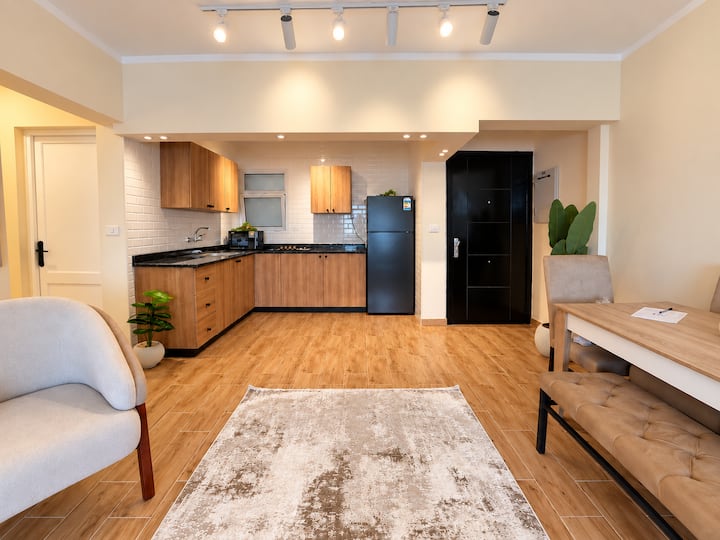 Eastern Market 2 BDR Apt In Rehab City: Full kitchen