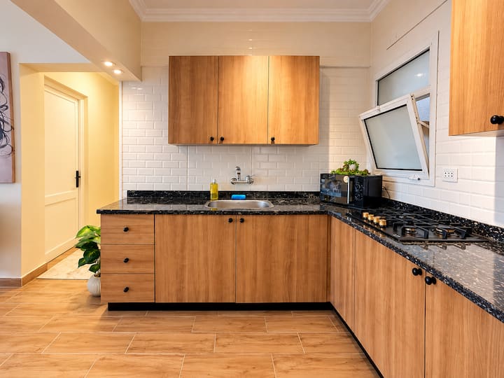 Eastern Market 2 BDR Apt In Rehab City: Full kitchen