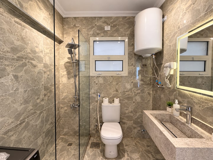 Eastern Market 2 BDR Apt In Rehab City: Full bathroom
