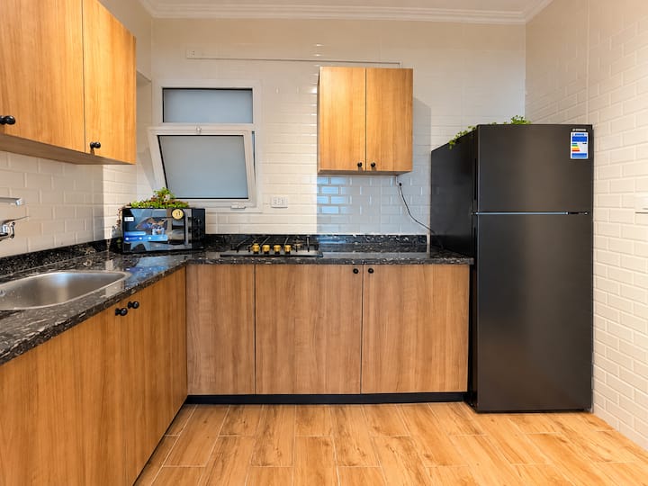 Eastern Market 2 BDR Apt In Rehab City: Full kitchen