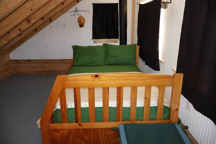 阁楼设有双人床，配备床上用品和婴儿床。