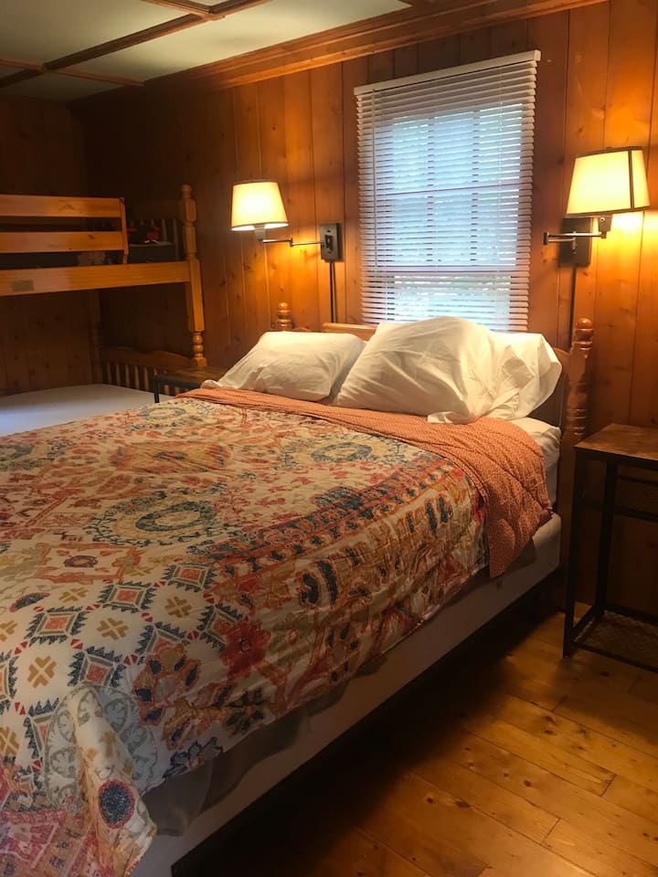 Საძინებელი 2 - ორადგილიანი საწოლი და 2 ორსართულიანი საწოლი 