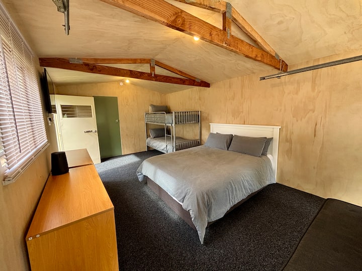 ეს არის საძილე/ავტოფარეხი