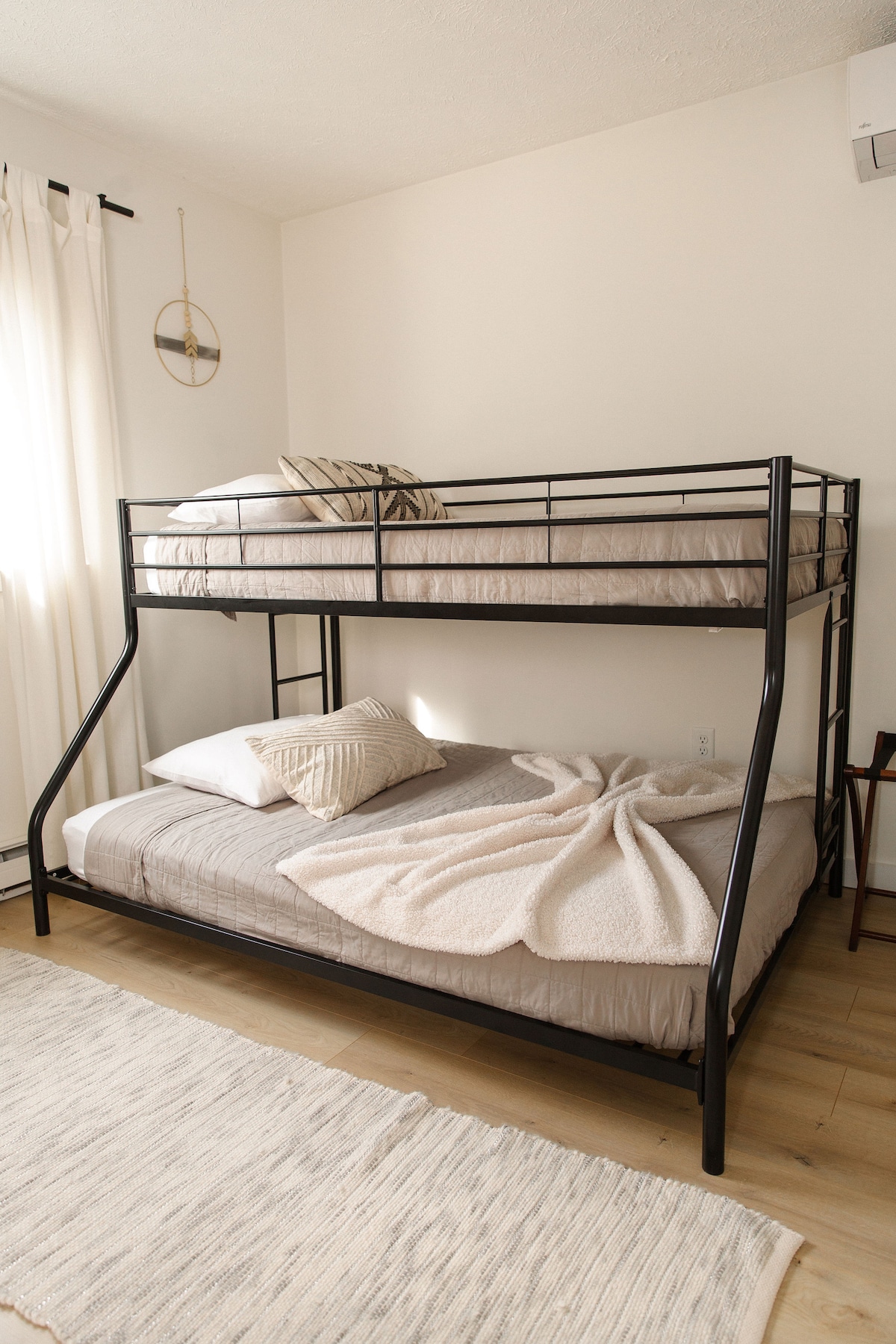 Dhoma e fjetjes ka një atmosferë minimaliste dhe të qetë që tërheq si fëmijët ashtu edhe të rriturit. Dhoma ka gjithashtu një komodinë të plotë dhe një pasqyrë të rrumbullakët.