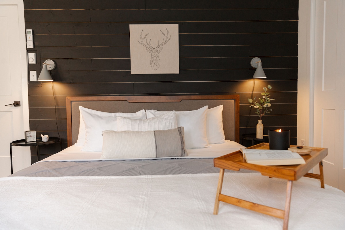 Dhoma kryesore e gjumit është e përkryer për një gjumë të qetë gjatë natës. Ka një krevat të rehatshëm "King", ndriçim të zbehtë dhe jastëkë të butë. Muri dekorativ prej druri të zi shton pak më shumë rehati.