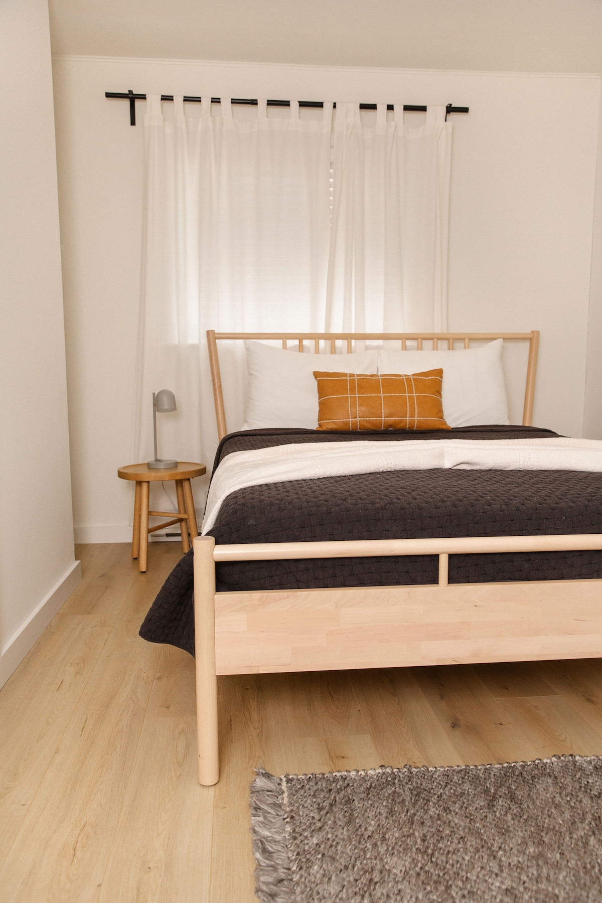 Kjo dhomë gjumi e rehatshme ka një krevat dopio "queen" me shumë batanije dhe jastëkë të butë. Është poshtë nga kuzhina dhe është gjithashtu pranë banjës. Ka një dollap të vogël dhe një dhomë zhveshjeje për të ruajtur rrobat dhe një pasqyrë të rrumbullakët.