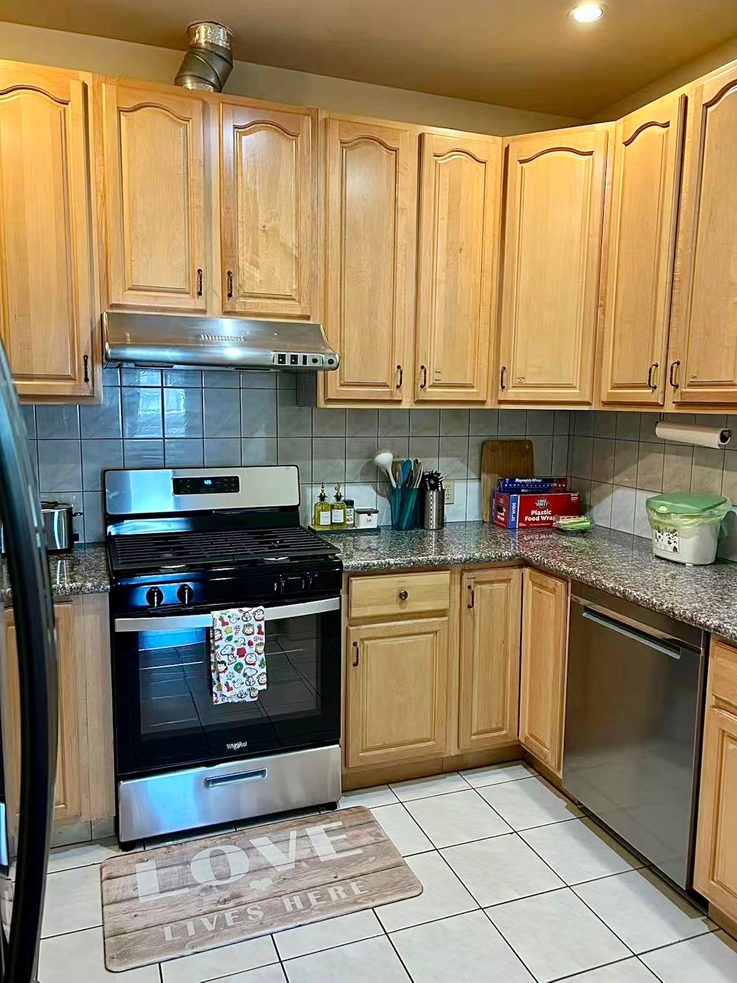 Home in San Francisco · ★4.94 · 3 bedrooms · 5 beds · 1.5 baths - Image 8
