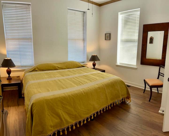 Cama tamaño king muy cómoda.  Empresa mediana/mediana.

Buenas persianas. 