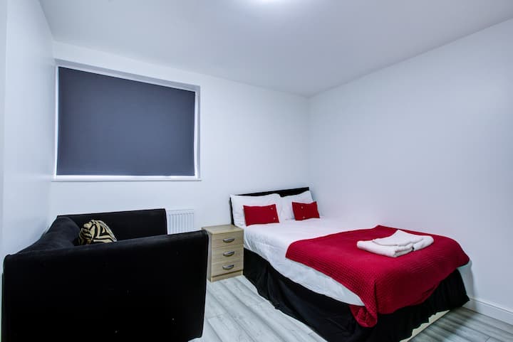 Room,private Bathroom &Shower - Brentwood