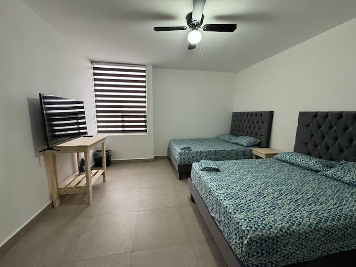 Საძინებელი 4 ორი ორადგილიანი საწოლით, 50"-იანი ტელევიზორით და ცალკე სააბაზანოთი