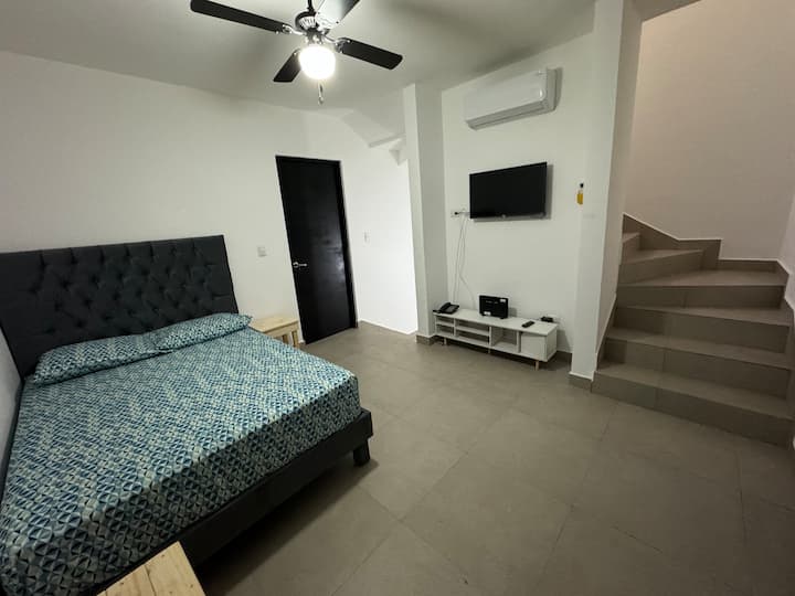 Გახსენით მისაღები ოთახი/მე-2 სართული მეორე სართულის კარის გარეშე ოთახი დიდი საწოლით