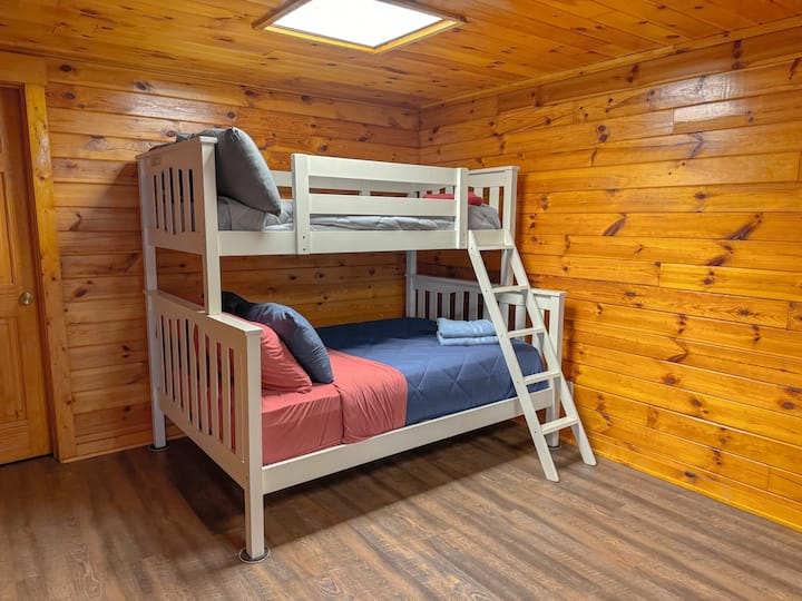 Двойно легло над двуетажно легло, разтегателен диван 