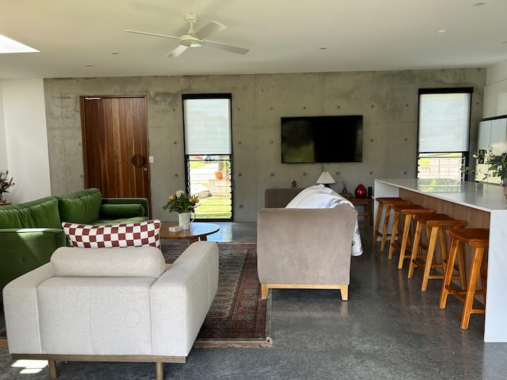 Poolside Picasso - A Luxurious Hinterland Escape - Eumundi