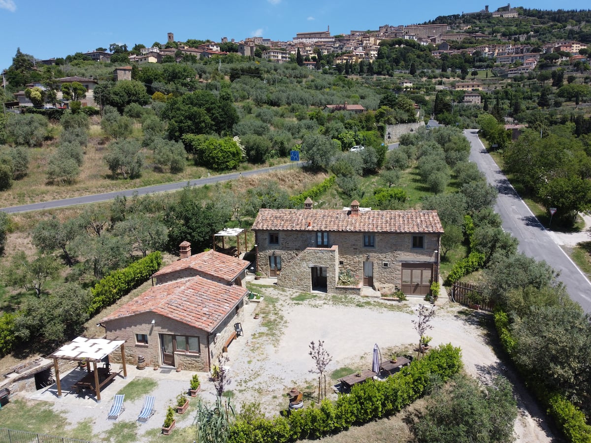 Antico Casale — Piscina privata e vista su Cortona — 42