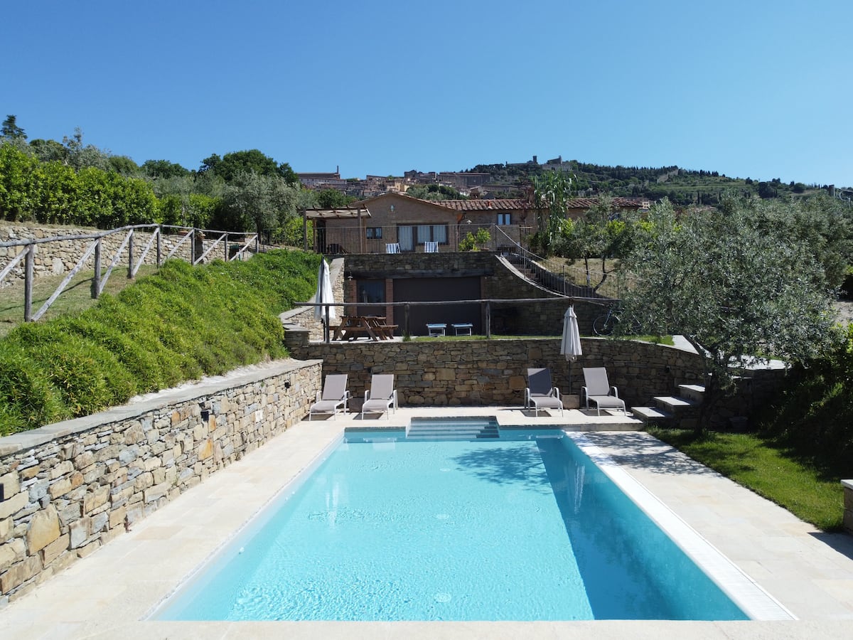 Antico Casale — Piscina privata e vista su Cortona — 51