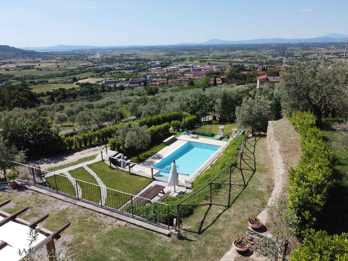 Antico Casale — Piscina privata e vista su Cortona — 49