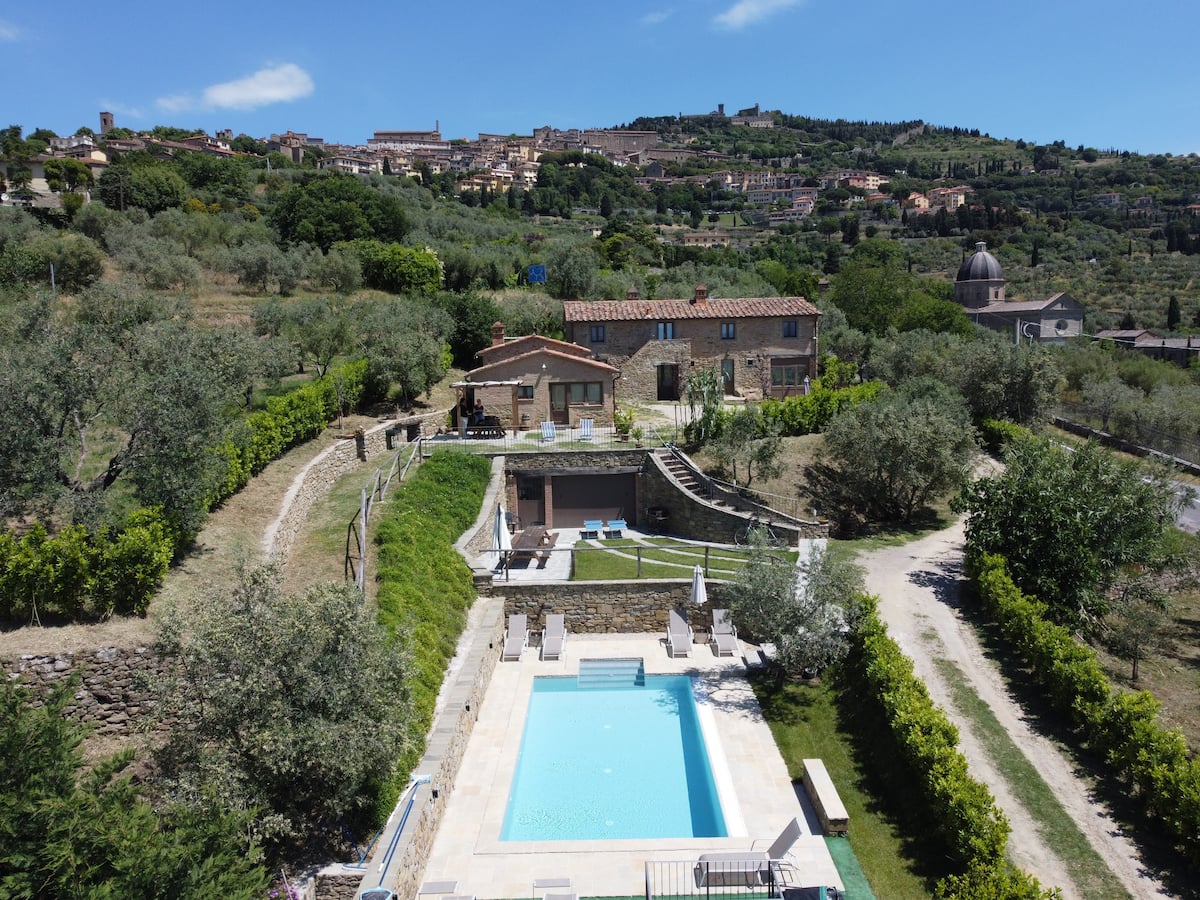 Antico Casale — Piscina privata e vista su Cortona — 39