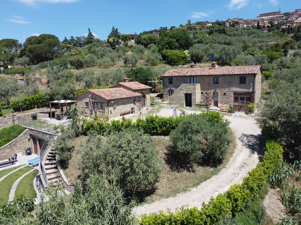 Antico Casale — Piscina privata e vista su Cortona — 40