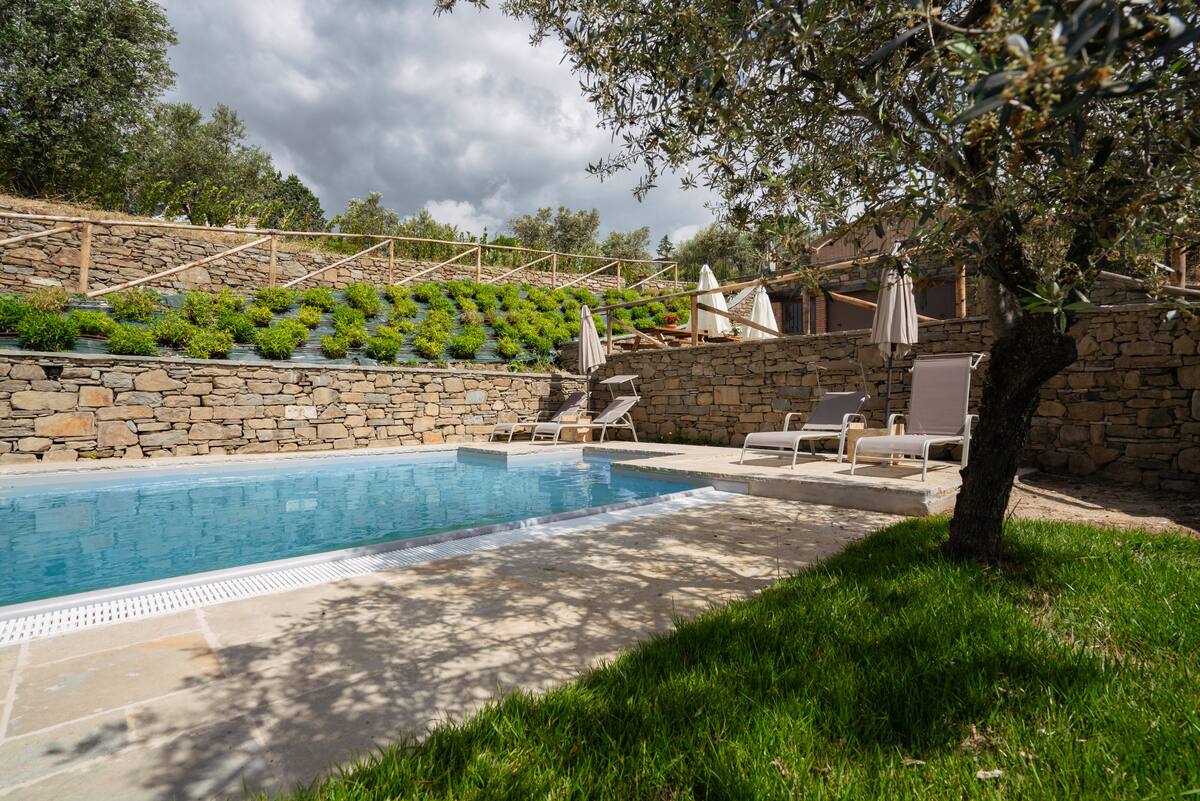 Antico Casale — Piscina privata e vista su Cortona — 46