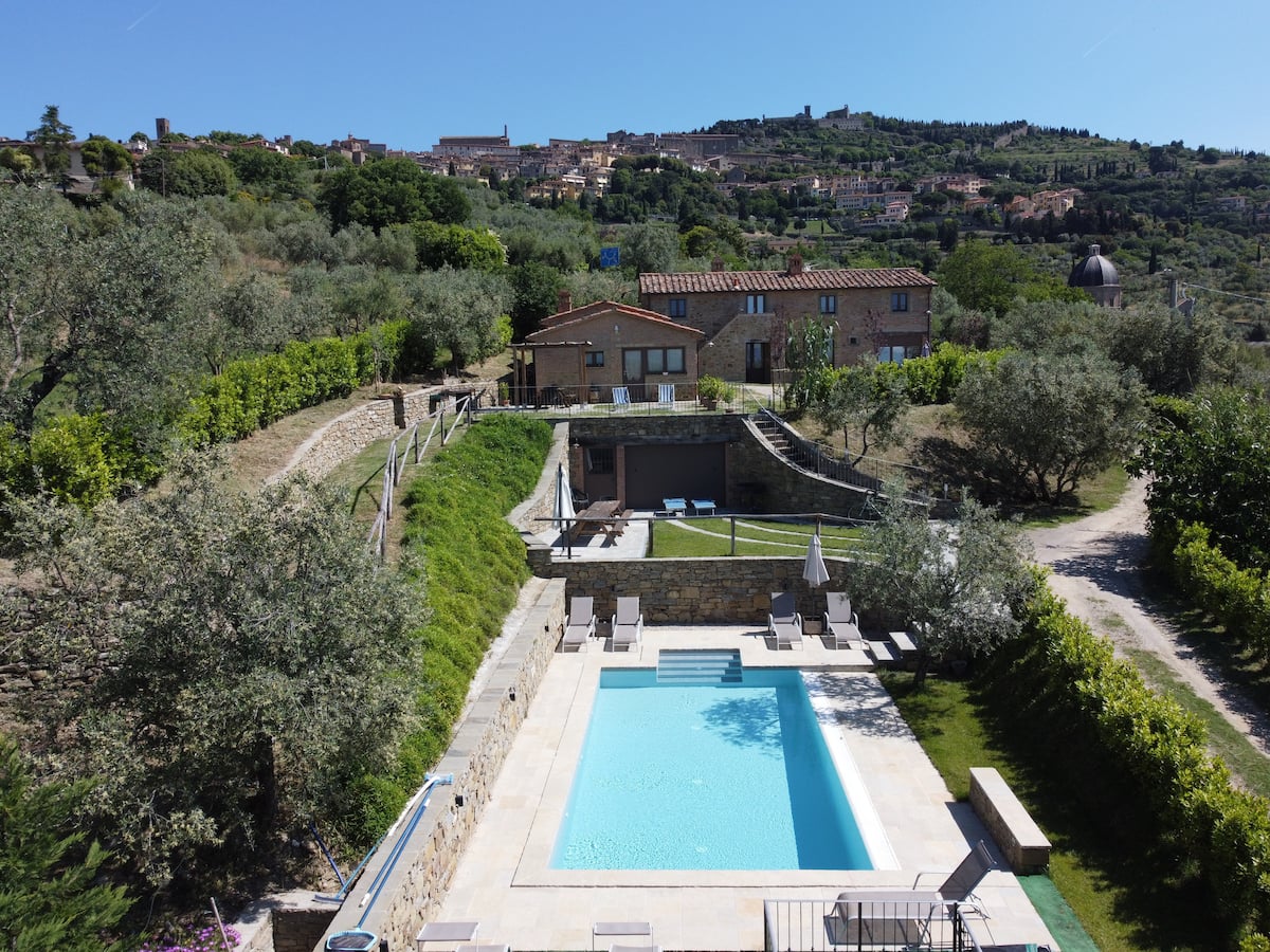 Antico Casale — Piscina privata e vista su Cortona — 50
