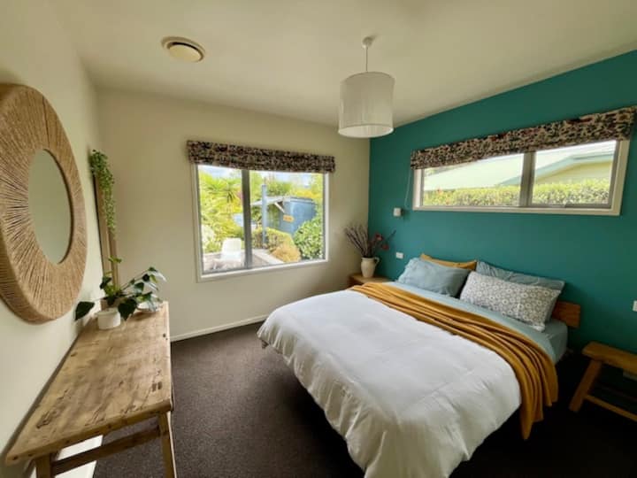 Cama tamaño queen con vestidor completo 