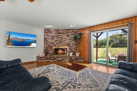 Spacious & Quaint Home | Game Room | LOTS of Beds!