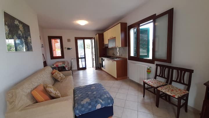 ห้องนั่งเล่นพร้อมโซฟาและทีวี 