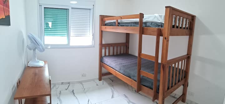 Druga spavaonica. S krevetima na kat i dodatnim madracima s bračnim krevetom i jednostrukim madracima. Klima-uređaj.