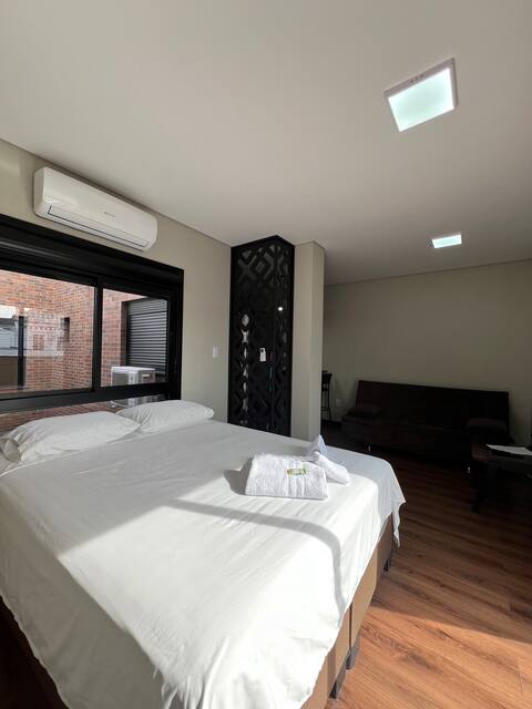 Luxurious Studio - Queen Bed + Air-Conditioning!
