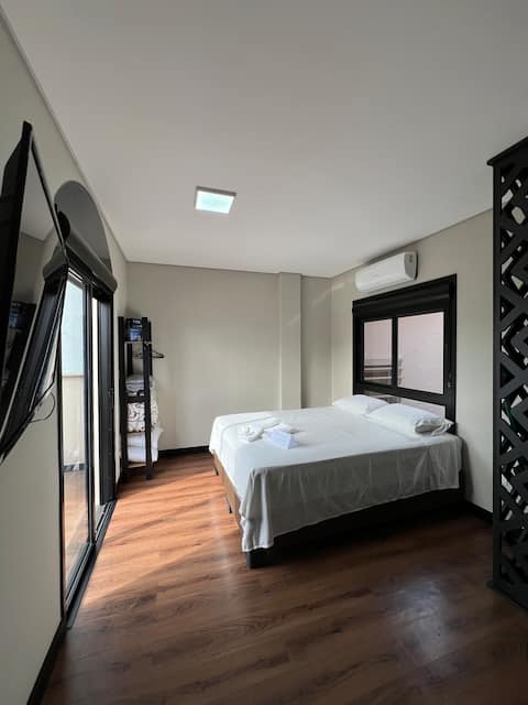 Luxurious Studio in the center - Queen Bed + Air conditioning!